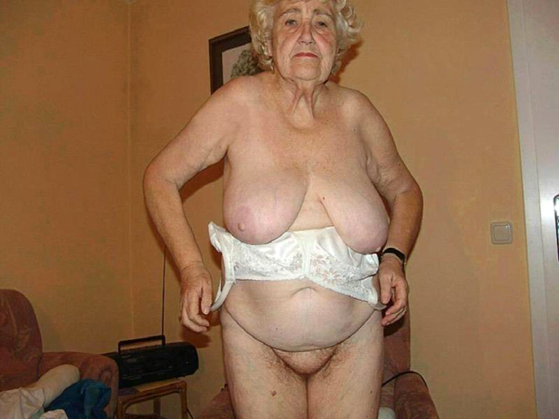 Granny Amateur big ass missis shows big boobs