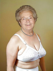 Granny Amateur big ass slut shows pink pussy