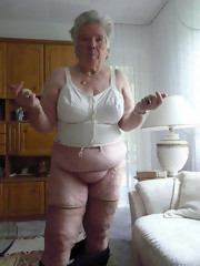 Granny whore missis shows pink pussy