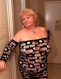 Granny Mommy sexy wife nude photo